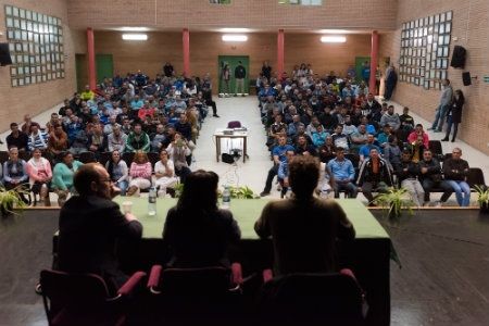 Los internos de la prisión han podido dialogar con los directores de la película ‘Los Modernos’ 