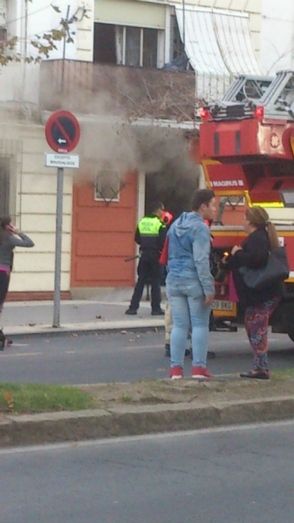 Diez heridos de carácter leve por inhalación de humo y crisis de ansiedad tras un incendio en la avenida Pío XII de Huelva