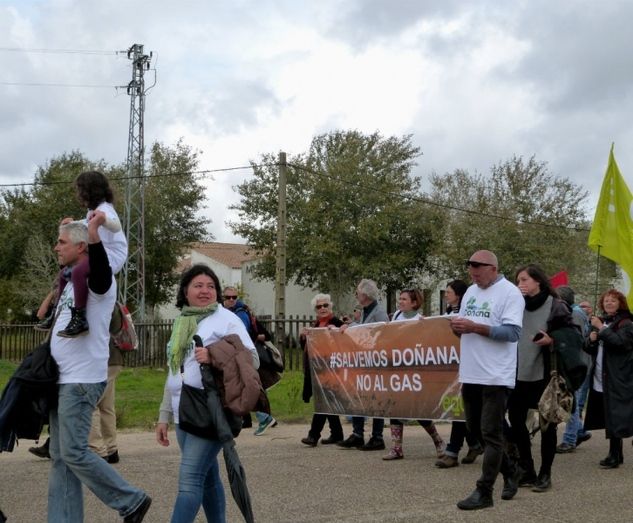 Cientos de personas se manifiestan en El Rocío para evitar que 'metan a Doñana en una cámara de gas'