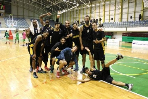 El Huelva doblega al Plasencia y no pierde comba con la zona alta (49-56)