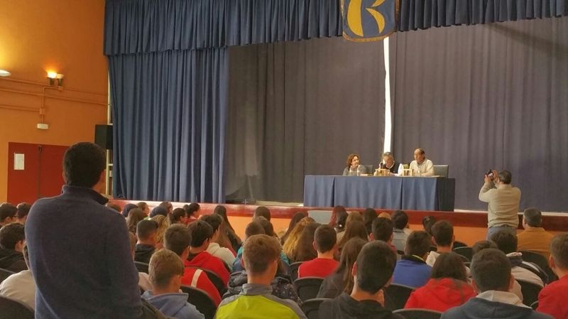 Juan Villa desmenuza su Trilogía de Doñana ante los escolares cartayeros