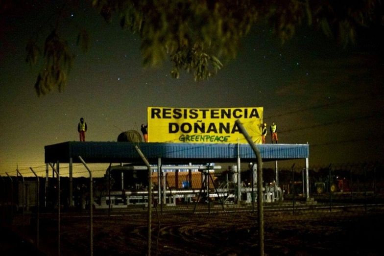 Greenpeace finaliza su acción en las instalaciones de Gas Natural en Doñana y lleva al Gobierno y la Junta 75.000 firmas