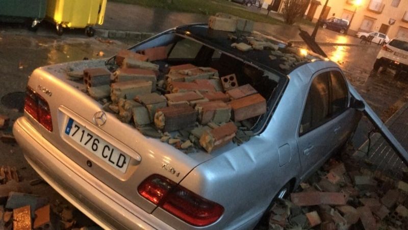 El temporal deja un tornado en Palos y la rotura de varios coches y muros de viviendas