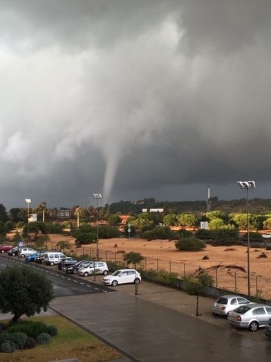 El temporal deja un tornado en Palos y la rotura de varios coches y muros de viviendas
