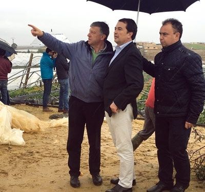 El subdelegado conoce sobre el terreno los daños provocados por el temporal en Palos, Aljaraque y Lepe