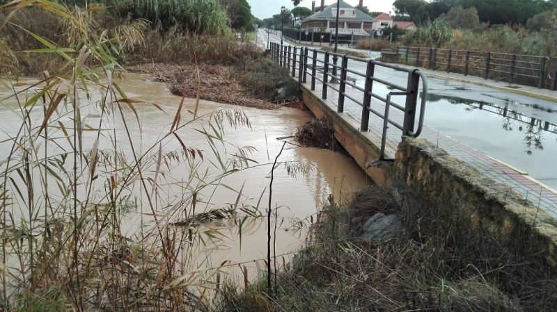 Vecinos de La Dehesa culpan a la alcaldesa de Aljaraque del desbordamiento del arroyo que causó daños en viviendas