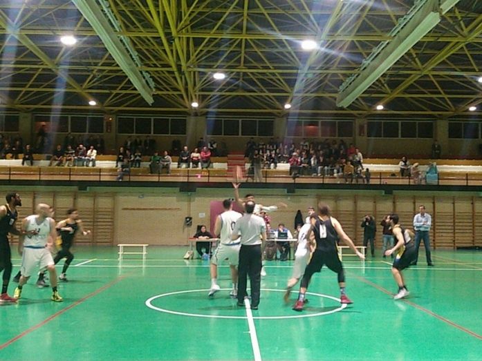 El Huelva remonta en Utrera para consolidar su tercera plaza (52-66)
