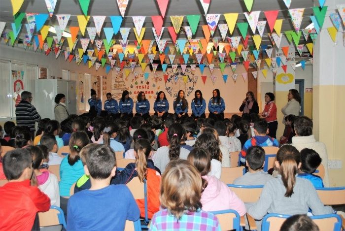 Nueve jugadores del Sporting inician en el Colegio José Oliva una campaña de difusión del fútbol femenino