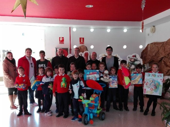 El Colegio Moliere entrega juguetes a la Hermandad de la Victoria