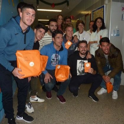 El Recre reparte ilusiones a los pequeños en el Complejo Hospitalario Universitario de Huelva