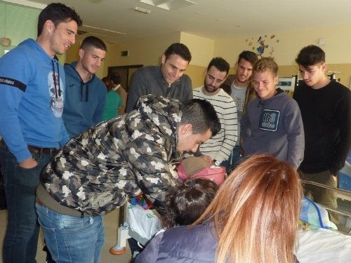 El Recre reparte ilusiones a los pequeños en el Complejo Hospitalario Universitario de Huelva