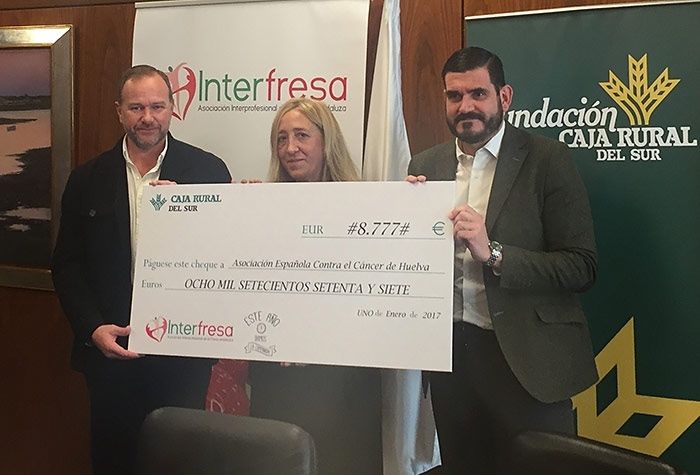 La iniciativa solidaria 'Campanadas con fresas' logra 8.777 euros para la AECC