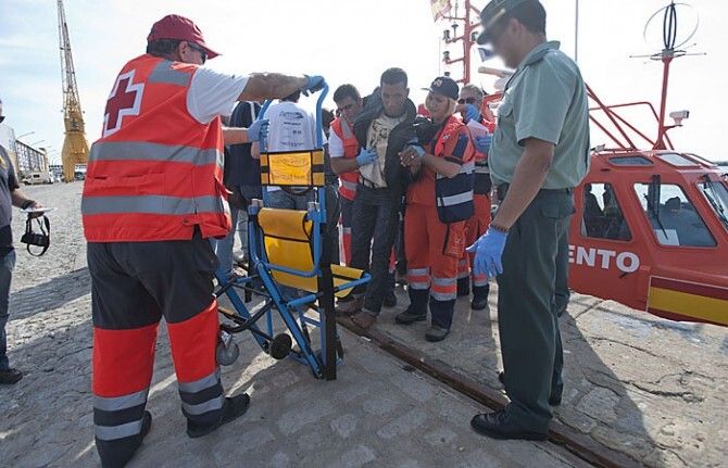 Los 28 inmigrantes rescatados de la patera a la deriva en Punta Umbría serán deportados a Marruecos