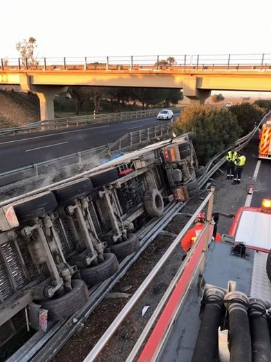 El vuelco de un camión provoca retenciones en la A-49 a la altura de Niebla