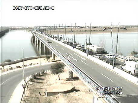 Una colisión entre dos vehículos provoca dos horas de colapso en el puente del Odiel en dirección a Punta Umbría