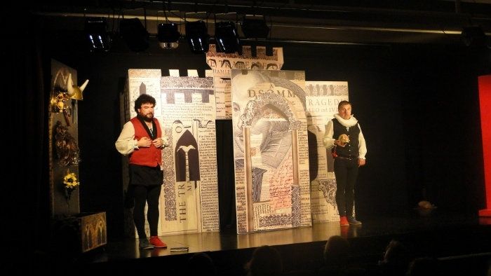 El humor de la obra 'Mucho Shakespeare' llega al Felipe Godínez de Moguer