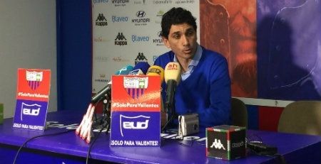 Pavón dice que a sus futbolistas 'hay que exigirles más', pero matiza que aunque no lleguen fichajes cree en ellos
