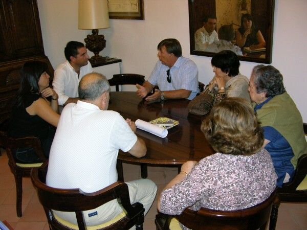 Cáritas Moguer explica a los responsables municipales los proyectos en marcha