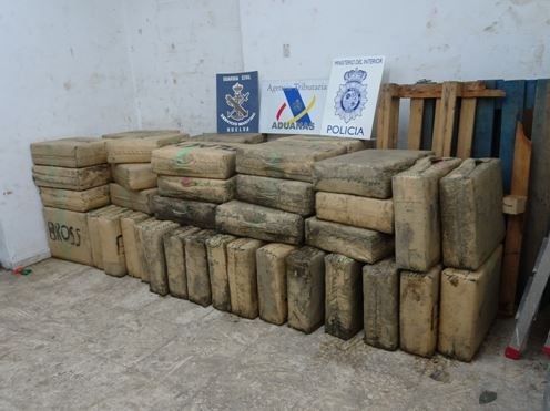 Aprehendidas dos toneladas de hachís que habían sido arrojadas al mar por narcotraficantes al detectar la presencia policial