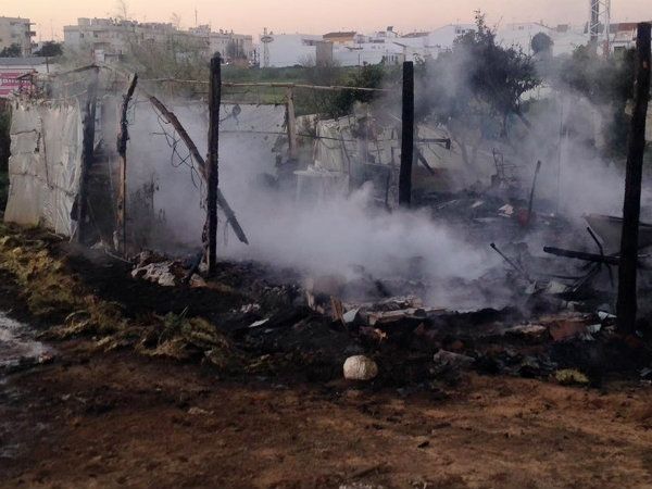 Extinguido un incendio que ha afectado a dos chabolas en un asentamiento de inmigrantes en Lepe