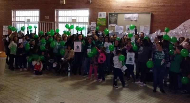 Un centenar de personas se concentra en apoyo a la Escuela Pública y contra los recortes “mientras se mantienen los conciertos”