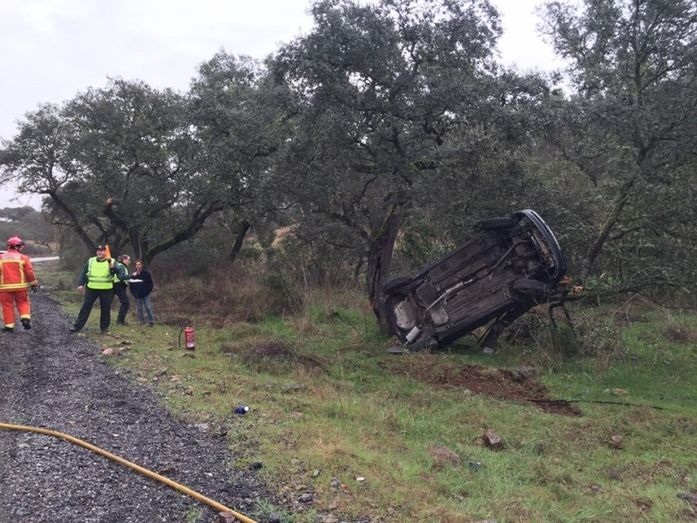 Vuelco sin heridos de un coche en una carretera de Zufre