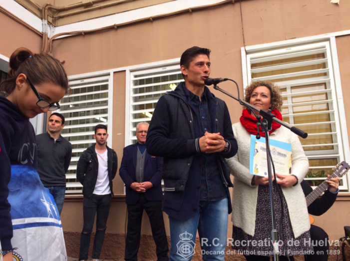 Jugadores y miembros de la Federación de Peñas visitan el Colegio Virgen del Rocío