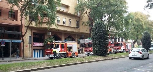Aparatoso incendio de un trastero en una vivienda de la calle San Sebastián