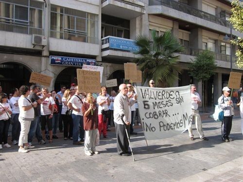 Los trabajadores municipales de Valverde cortan la N-435 antes de abandonar esta noche la huelga