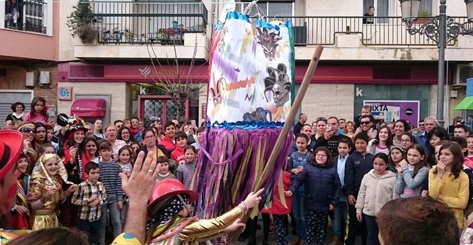 Con la rotura de una gran piñata Isla Cristina dice adiós al Carnaval