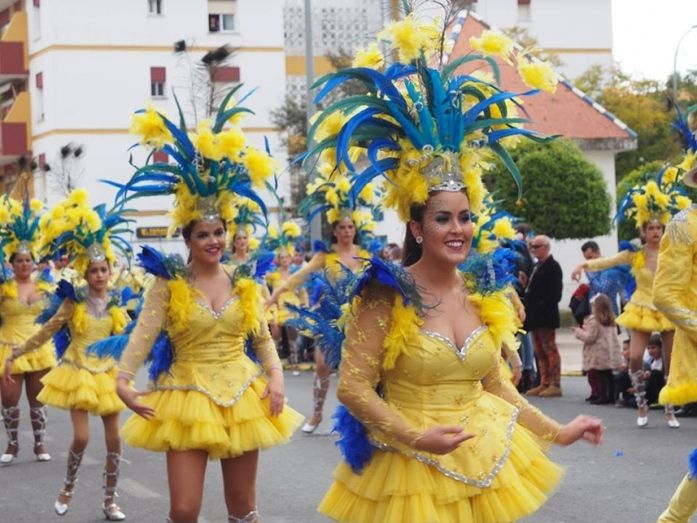 La cabalgata y las piñatas ponen el broche de oro al Carnaval de Ayamonte
