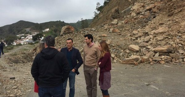 El derrumbe del talud en la carretera que une El Granado con Pomarao no ha dañado la estructura de la misma
