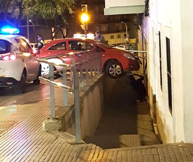 Se empotra contra una barandilla tras ser embestido y perder el control en la glorieta de Juan Ramón Jiménez