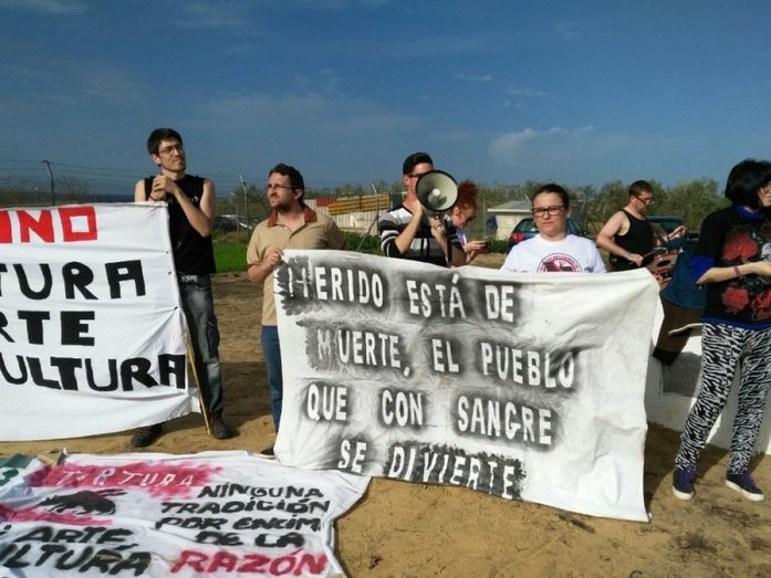 Concentración contra la tauromaquia en Villalba del Alcor