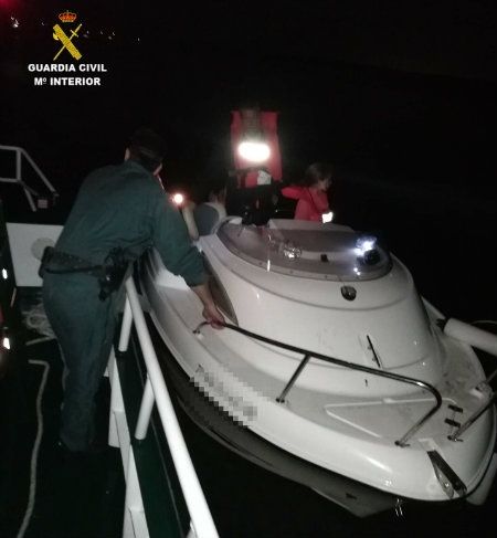 Rescatan con síntomas de hiportermia a una niña de 9 años y a su padre de una embarcación varada a merced del fuerte oleaje