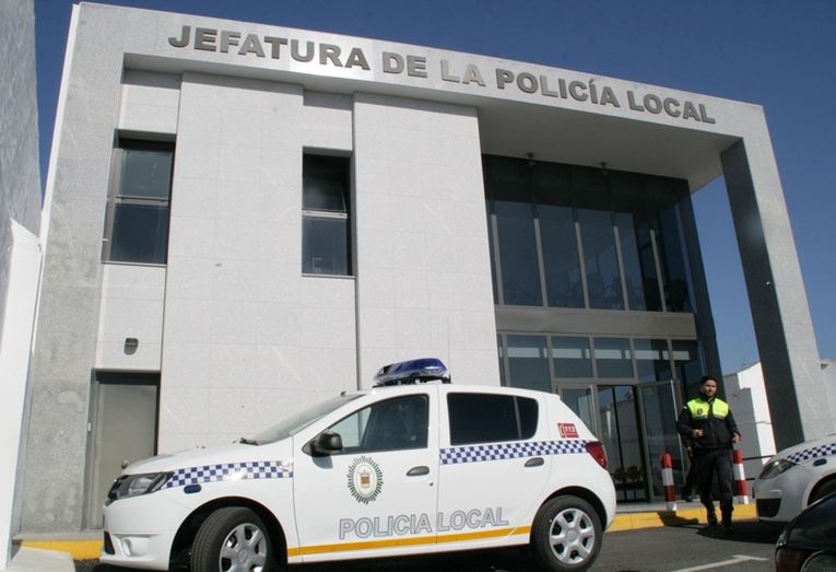 La Policía Local de Cartaya detiene a un joven cuando forzaba la puerta de un garaje para robar un coche