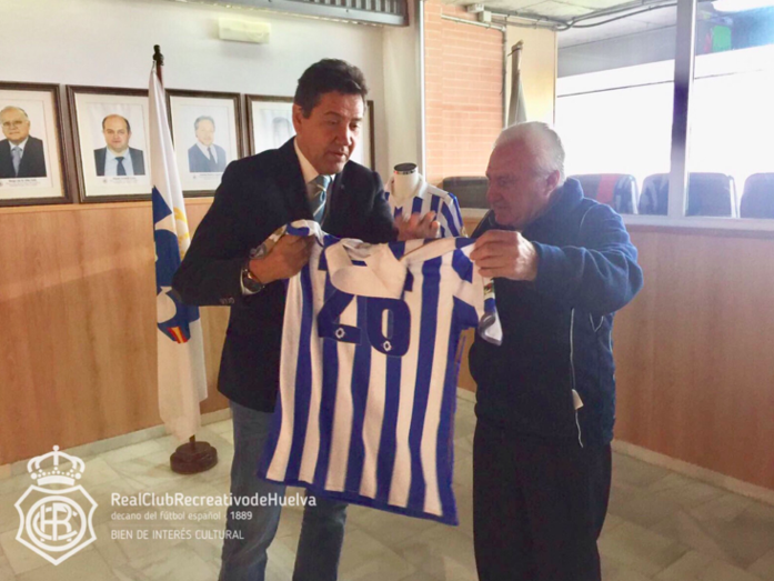 El Decano entregó una camiseta al ‘abuelo Carlos’
