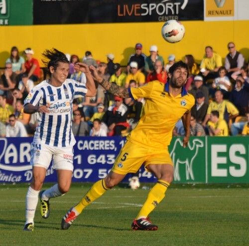 El árbitro y los errores defensivos condenan al Recre (2-1)