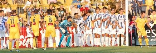 El árbitro y los errores defensivos condenan al Recre (2-1)