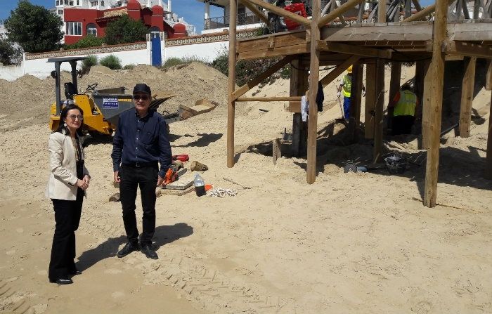 La subdelegada supervisa las obras de Costas y asegura que las playas 'estarán listas' para Semana Santa