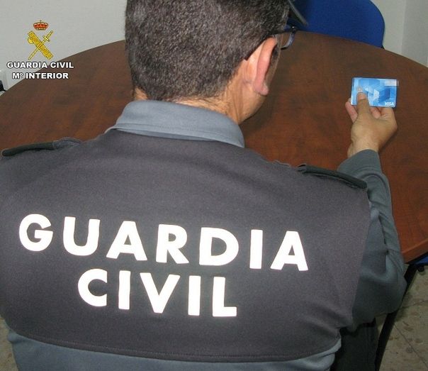 Dos detenidos tras sacar 6.900 euros con una tarjeta de crédito robada