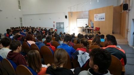 Andreas Krieger, víctima del dopaje de estado de la RDA, habla sobre transexualidad a jóvenes onubenses