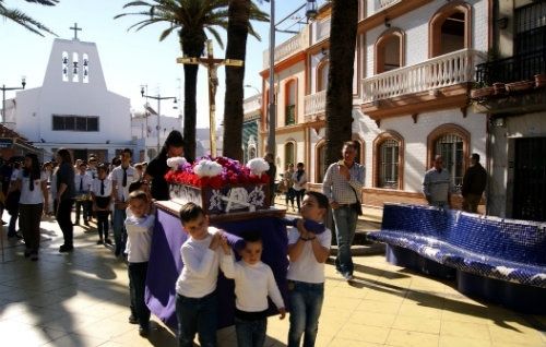 Los pequeños protagonizan el Viernes de Dolores en Isla Cristina