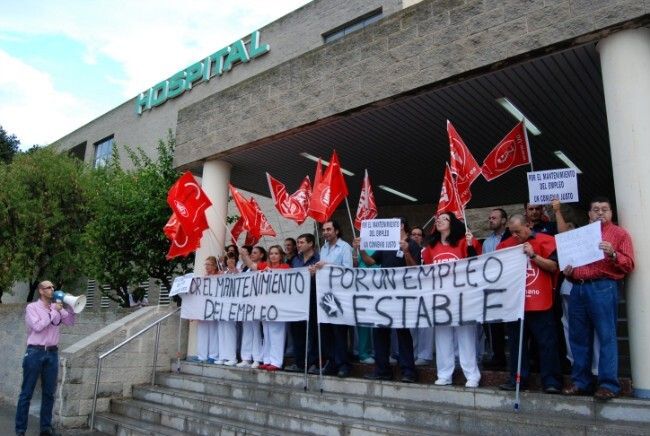 UGT amenaza con una huelga de limpieza en el Hospital Juan Ramón Jiménez