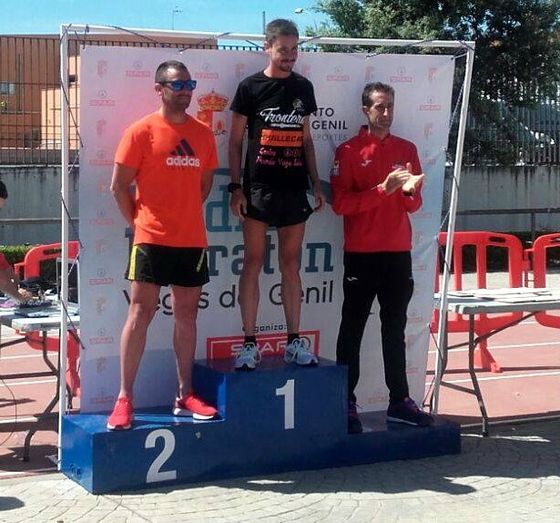 Victoria con récord de la prueba para Xavier Francoil en la Media Maratón Vegas del Genil