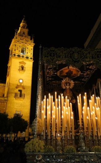 El Cristo de la Sangre volvió a llenar de silencio la noche del Martes Santo en Moguer