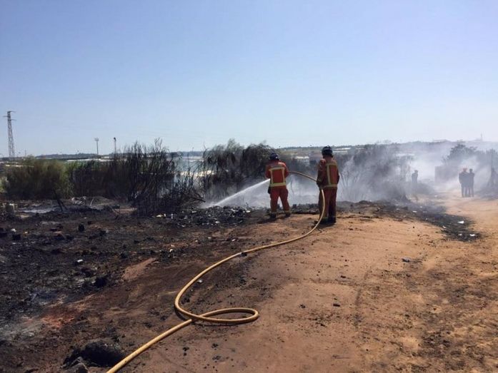 Equipos de Cruz Roja atienden a los afectados por el incendio en el asentamiento de Lepe