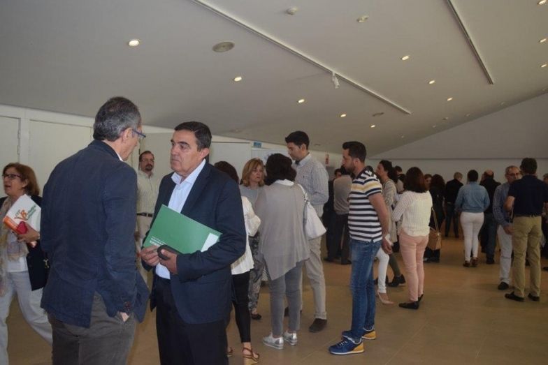 Unos 150 directores de Primaria y Secundaria debaten sobre la norma y la mejora de las competencias directivas