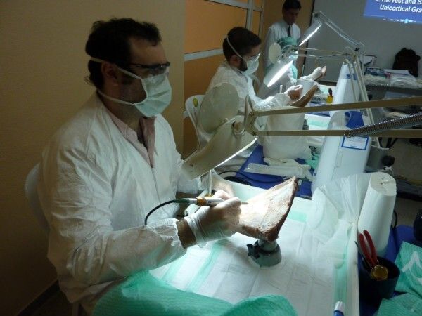 Neurocirujanos andaluces y extremeños perfeccionan técnicas de cirugía de columna