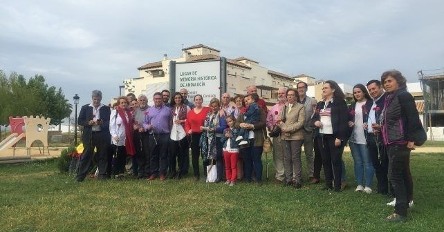 El PSOE y la Asociación de Memoria Histórica rinden homenaje a los ocupantes de la fosa de La Palma
